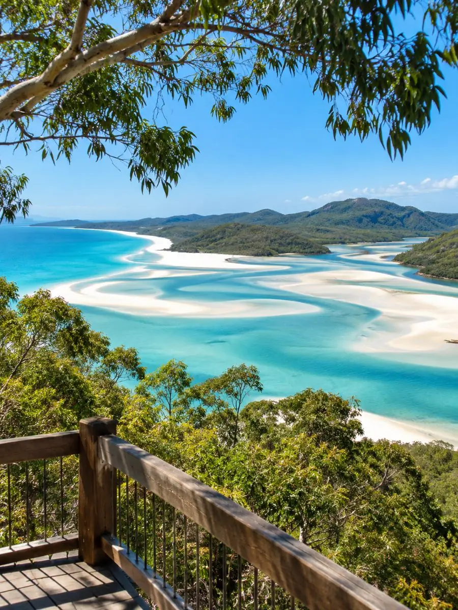 Weißer Sand, der sich durch türkisfarbene Kanäle bei Hill Inlet schlängelt, vom Aussichtspunkt aus gesehen